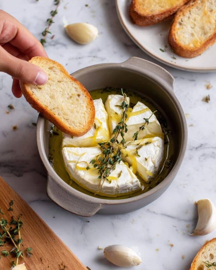 Baked Brie with Garlic and Honey – Elegant & Crowd-Pleasing