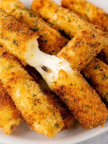 Crispy Air Fryer Mozzarella Sticks Recipe