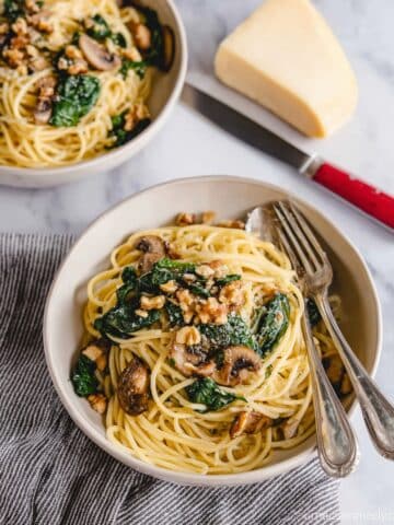 Pasta with Spinach, Mushrooms and Walnuts Recipe
